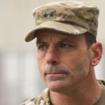 Epurări la Pentagon continuă. Comandantul Armatei SUA în Europa și Africa, generalul Chris Donaghue, își va părăsi postul înainte de termen