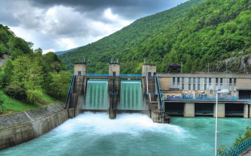 Statul vrea să impună Hidroelectrica ţinte obligatorii de 1.500 MW stocare în baterii şi 2.500 MW regenerabile noi până în 2030 ca indicatori de performanță pentru conducere – Aleph News