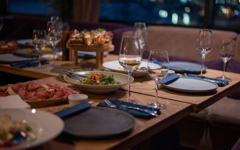 Se vinde un mare lanț de restaurante, prezent și în România. Prețul uriaș pentru care se face tranzacția secolului în HoReCa