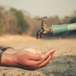 Comuna din România în care localnicii primesc apă cu porția. Doar 8 ore pe zi beneficiază de apa din rețea, odată cu vremea caniculară. Care este motivul