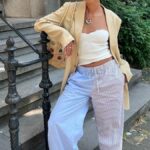 Pantalonii inspirați de pijamale sunt noul trend al verii pe TikTok. Sunt comozi și răcoroși, dar multe femei spun că lungimea lor le pune piedici, la propriu