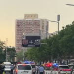 Momentul în care un avion cât o mașină s-a izbit de cel mai înalt zgârie-nori din Beijing