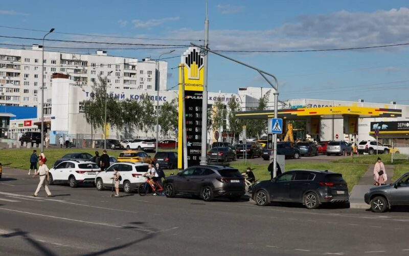 „Să se ducă toți naibii cu ideile și ambițiile lor mărețe”. Panică în Rusia din cauza penuriei de benzină, a dronelor și a zvonurilor de mobilizare