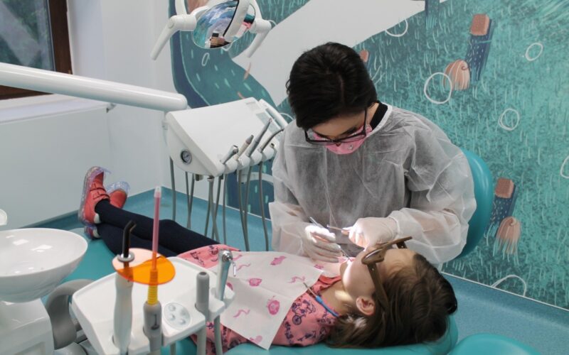 Cariile la copiii mici ar putea fi ținute sub control cu o substanţă ieftină şi eficientă. Fără freză, fără injecţii şi anestezie generală Cariile la copiii mici ar putea fi ținute sub control cu o substanţă ieftină şi eficientă. Fără freză, fără injecţii şi anestezie generală