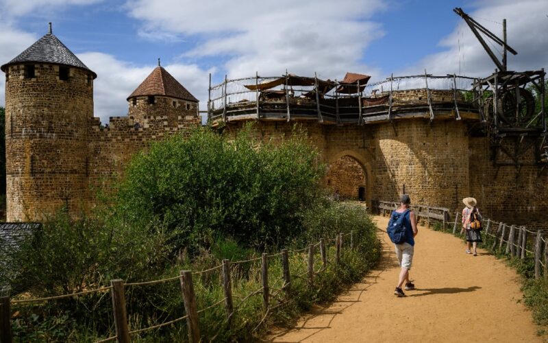 De 25 de ani, 60 de artizani construiesc un castel ca în 1.230 și încă nu au terminat, dar atrage peste 300.000 de vizitatori