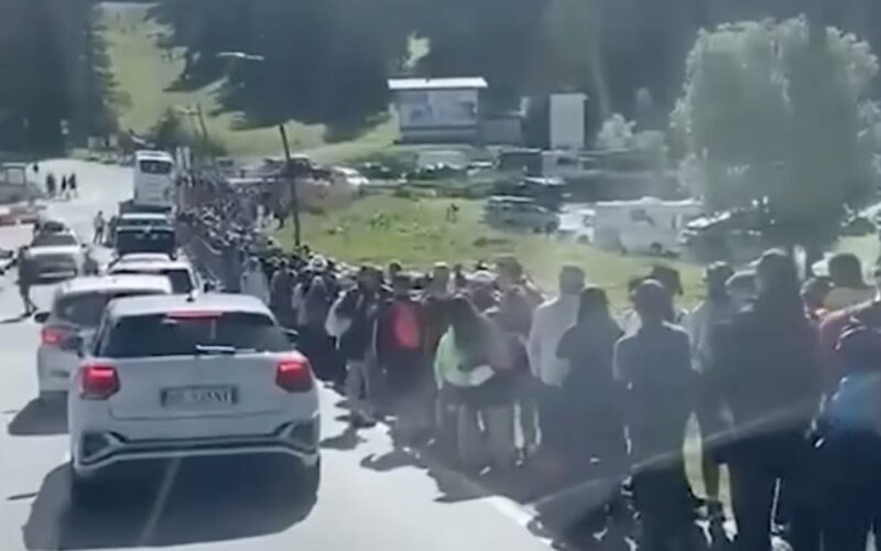 Sute de turiști au stat la coadă ore în șir pentru a-și face un selfie cu peisajul din Munții Dolomiți: „Un record de vizitatori” Sute de turiști au stat la coadă ore în șir pentru a-și face un selfie cu peisajul din Munții Dolomiți: „Un record de vizitatori”