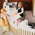 de ce se impun taxe pentru check-in mai devreme