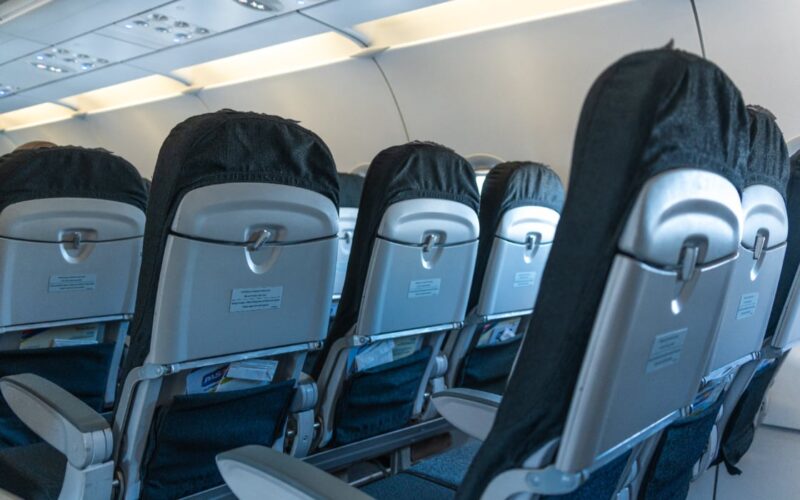 Avem sau nu voie să lăsăm scaunul pe spate în avion? O fostă stewardesă explică regula de aur pentru pasageri