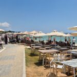 Plaja din Grecia unde o sticlă cu apă minerală costă 35 de lei. Mulți români își petrec acolo vacanța de vară în 2026