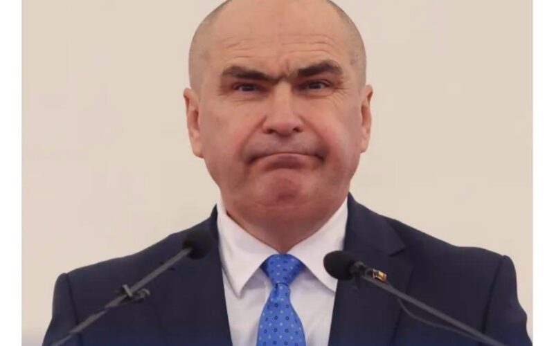 Bolojan critică miniștrii PSD, dar uită că aceiași oameni au făcut parte din propriul Guvern Bolojan critică miniștrii PSD, dar uită că aceiași oameni au făcut parte din propriul Guvern